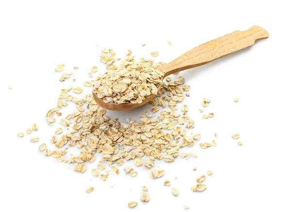 Beyaz arka planda çiğ yulaf ezmeli kaşık.