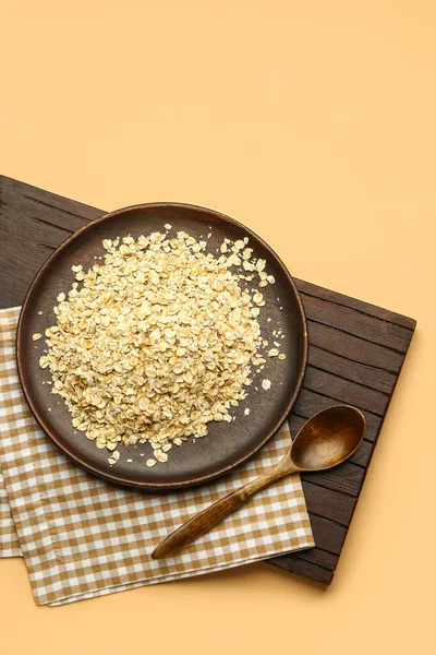 Ahşap tahta tahta, arka planda çiğ yulaf ezmesi ve kaşık.