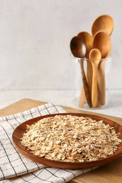 Tabakta çiğ yulaf ezmesi, yakın plan.