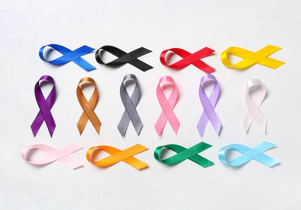 Işık Arka Planında Farkındalık Kurdeleleri Dünya Kanser Günü — Stok fotoğraf