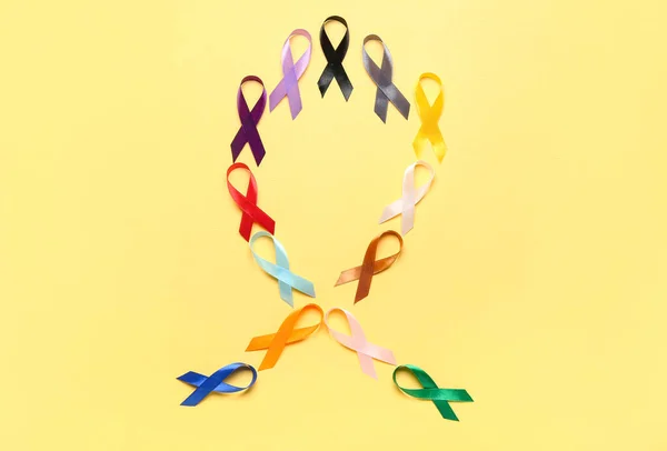 Composição Com Fitas Consciência Coloridas Fundo Amarelo Dia Mundial Cancro — Fotografia de Stock