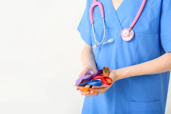 Female Doctor Holding Awareness Ribbons White Background World Cancer Day — Stock Photo, Image