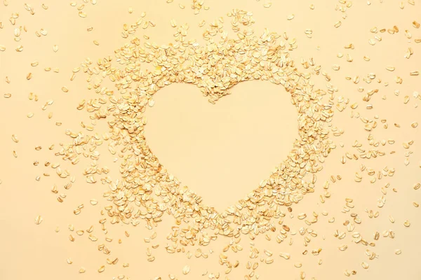 Renkli arkaplanda çiğ yulaf ezmesinden yapılmış kalp