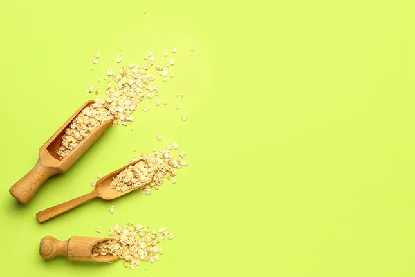 Wooden Scoops Raw Oatmeal Green Background — Stock Photo, Image