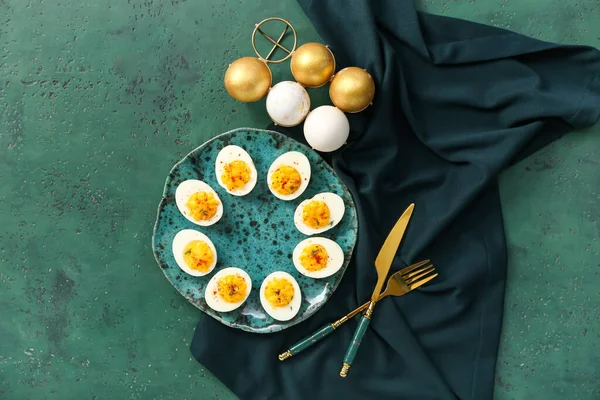 Yeşil Arka Planda Yumurtalı Tabak Tutucu Paskalya Kutlaması — Stok fotoğraf