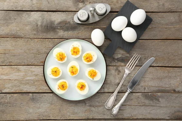Πιάτο Και Κάτοχος Αυγά Ξύλινο Φόντο Γιορτή Του Πάσχα — Φωτογραφία Αρχείου
