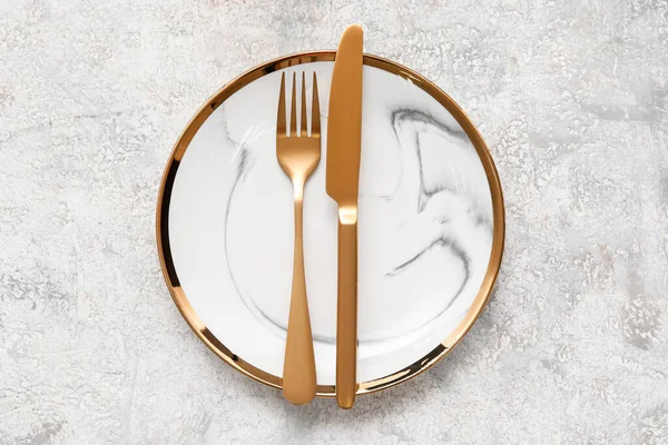 Plate Golden Cutlery Light Background Top View — Stock Photo, Image