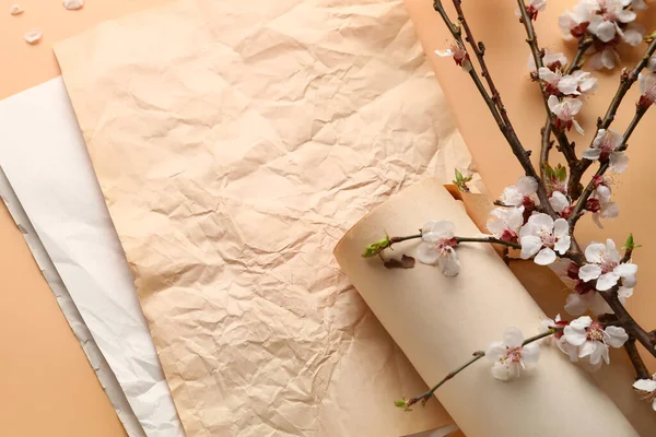 Güzel çiçek açan bahar dalları ve bej arka planda eski bir kağıt