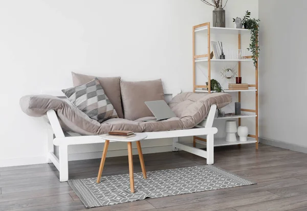 Interieur Van Lichte Moderne Woonkamer Met Bank Plank Tafel — Stockfoto