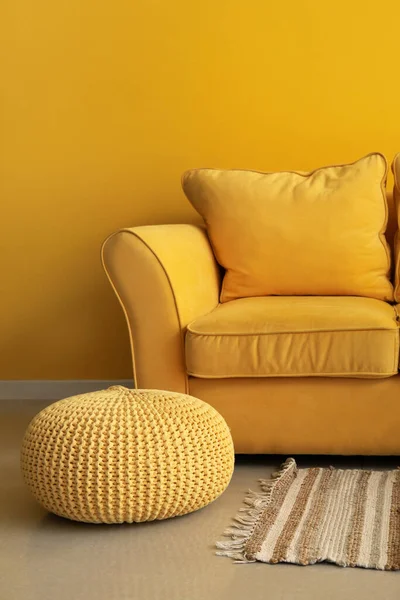Sarı Duvarın Yanında Kanepe Puf Olan Modern Oturma Odasının Içinde — Stok fotoğraf