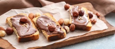 Taze ekmek, çikolata, tereyağı ve fındık.