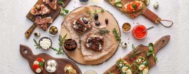 Açık arkaplanda farklı lezzetli bruschettalar, üst görünüm