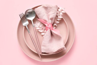 Pembe arkaplanda zarif masa ayarı