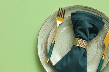 Yeşil arkaplanda zarif tablo ayarı