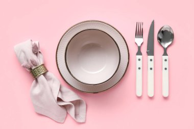 Pembe arkaplanda zarif masa ayarı