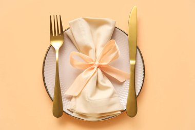 Renk arkaplanı üzerinde zarif tablo ayarı