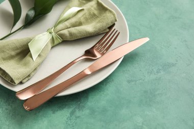 Yeşil arkaplanda zarif tablo ayarı, yakın plan