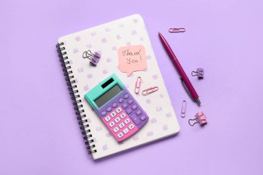 Teşekkür mesajı ve eflatun arkaplan kırtasiyesi içeren yapışkan bir not