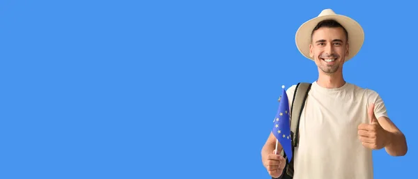 Турист Мужчина Флагом Европейского Союза Показывающий Большой Палец Синем Фоне — стоковое фото