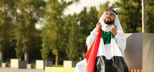 Hombre Musulmán Guapo Con Bandera Los Eau Sentado Banco Aire — Foto de Stock