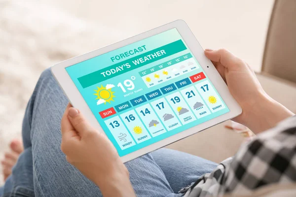 Junge Frau Mit Tablet Computer Mit Wettervorhersageanwendung Hause Nahaufnahme — Stockfoto