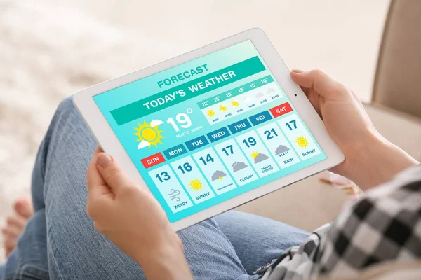Mladá Žena Tabletovým Počítačem Pomocí Aplikace Předpovědi Počasí Doma Detailní — Stock fotografie