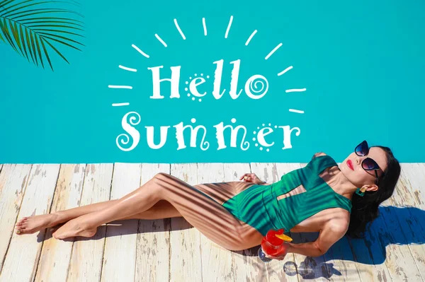 Mulher Bonita Com Coquetel Perto Piscina Resort Tropical Olá Verão — Fotografia de Stock