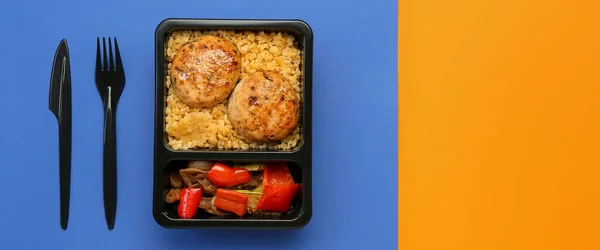 Pudełko Lunch Pysznym Jedzeniem Sztućcami Tle Koloru Miejscem Tekst — Zdjęcie stockowe