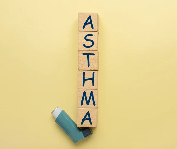 Palavra Asthma Feito Cubos Inalador Sobre Fundo Cor — Fotografia de Stock