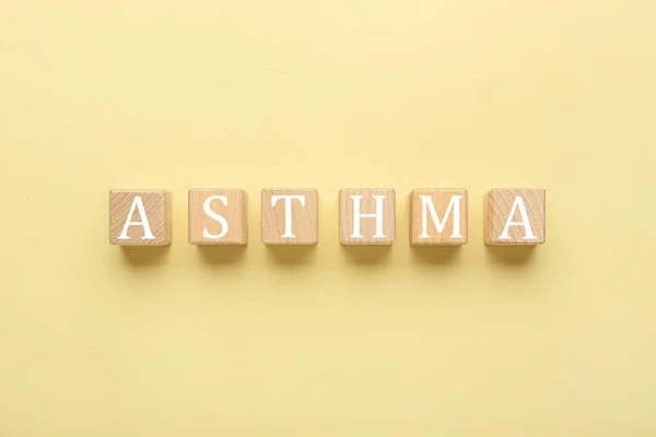Слово Asthma Кубиків Жовтому Тлі — стокове фото