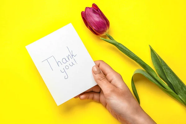 Женщина Держит Лист Бумаги Текстом Спасибо Цветок Желтом Фоне — стоковое фото
