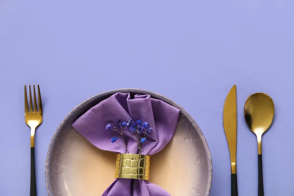 Elegant Table Setting Flowers Purple Background — Stock Photo, Image