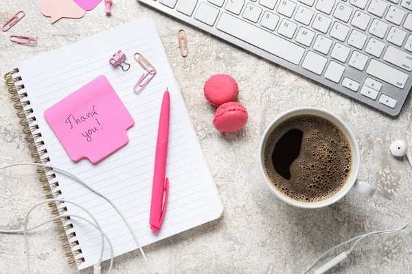 Plakkerige Notitie Met Tekst Dank You Macarons Kopje Koffie Oortjes — Stockfoto