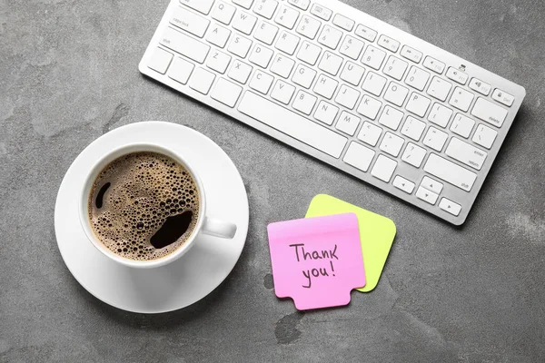 用文字 电脑键盘和咖啡杯在深色背景下粘稠地写着 谢谢你 — 图库照片