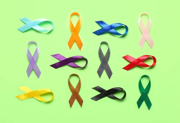 Yeşil Arka Planda Farklı Farkındalık Kurdeleleri Dünya Kanser Günü Konsepti — Stok fotoğraf