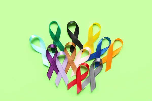 Yeşil Arka Planda Farkındalık Kurdeleleri Dünya Kanser Günü Konsepti — Stok fotoğraf