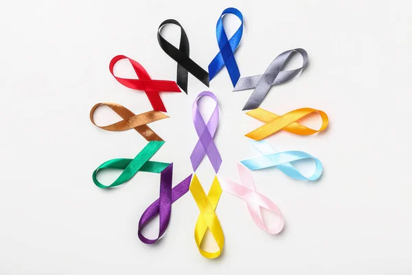 Beyaz Arka Planda Farklı Renklerde Farkındalık Kurdeleleri Dünya Kanser Günü — Stok fotoğraf