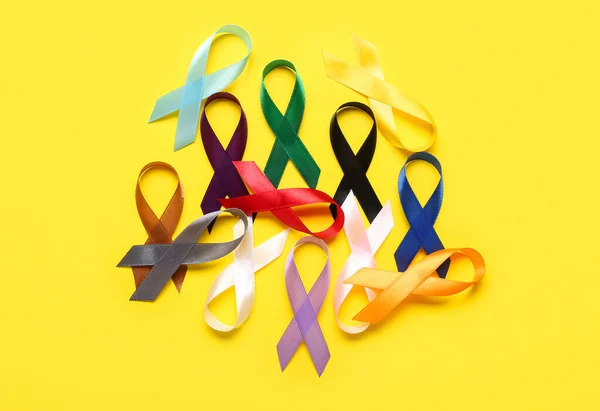 Fitas Sensibilização Sobre Fundo Amarelo Dia Mundial Cancro — Fotografia de Stock