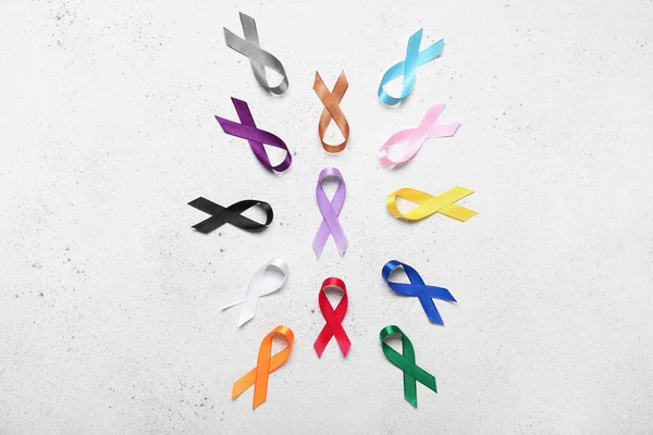 Açık Arkaplanda Renkli Farkındalık Kurdeleleri Olan Kompozisyon Dünya Kanser Günü — Stok fotoğraf
