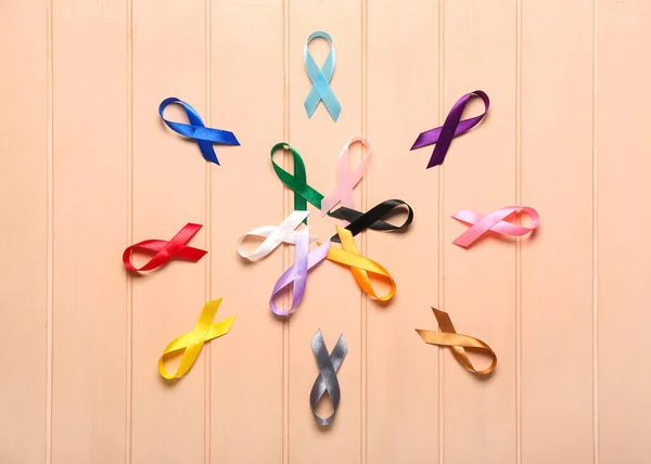 Ленты Различной Осведомленности Цветном Деревянном Фоне Всемирный День Борьбы Раком — стоковое фото