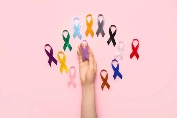 Жіночі Руки Різними Свідомими Стрічками Рожевому Фоні Всесвітній День Раку — стокове фото