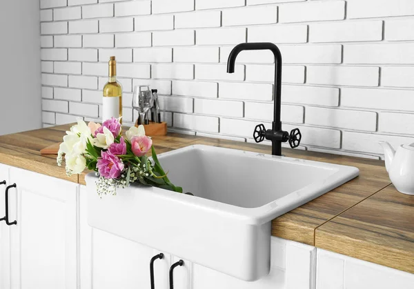 Sink Beautiful Flowers Bottles Wine Counters White Brick Wall — Stock Photo, Image
