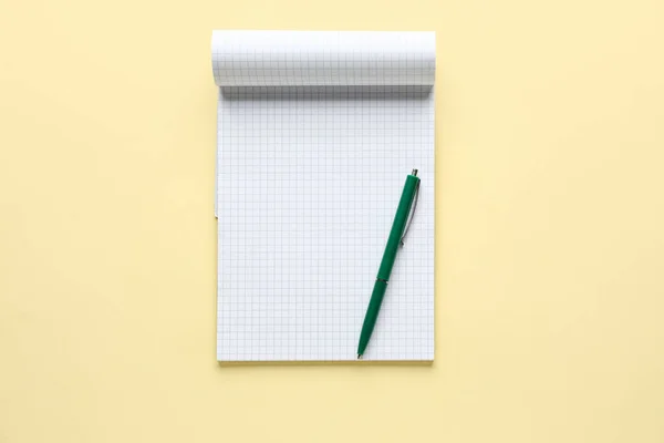 Блокнот Ручка Світло Жовтому Тлі — стокове фото
