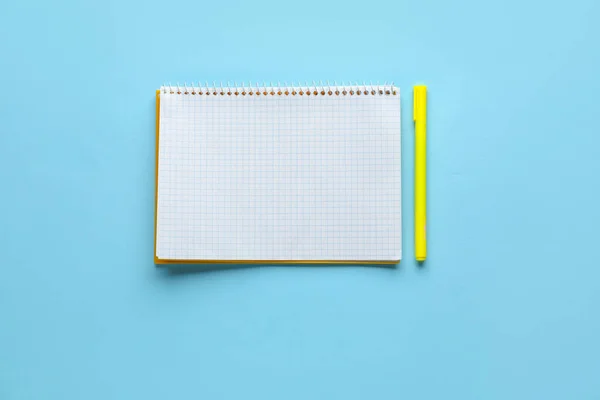 Ноутбук Ручка Светло Голубом Фоне — стоковое фото
