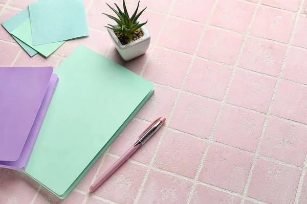 Ноутбуки Липкие Бумаги Сочные Ручки Розовом Фоне — стоковое фото