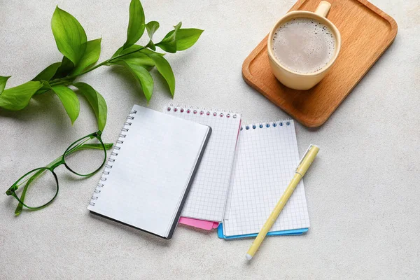 Notitieboekjes Kopje Koffie Bril Pen Lichte Ondergrond — Stockfoto