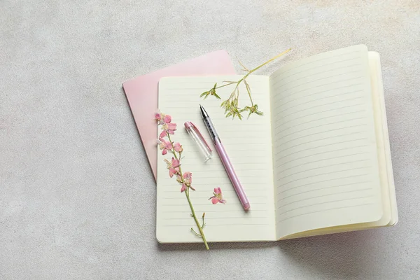 Notebooks Pen Dry Flowers Light Background Top View — Stock Photo, Image