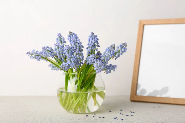 Vase Beautiful Muscari Flowers Photo Frame Light Table — Stock Photo, Image