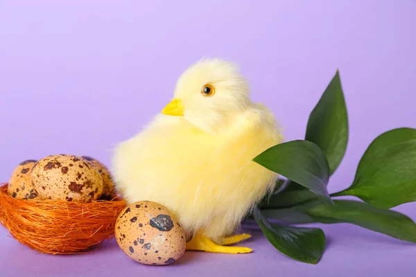 ライラックを背景にイースターエッグでかわいい鶏と巣 — ストック写真