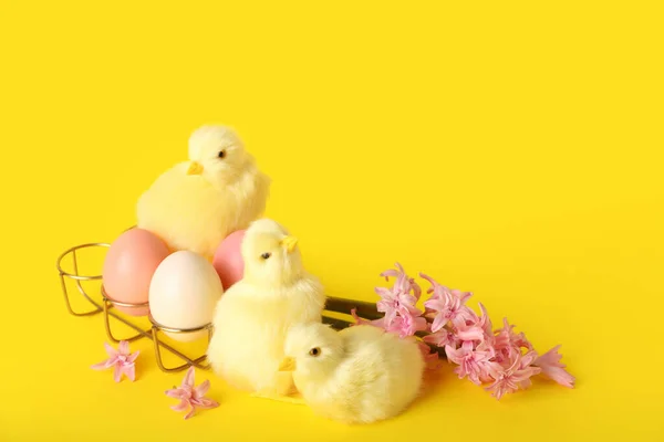 Galinhas Bonitas Flores Primavera Ovos Páscoa Fundo Amarelo — Fotografia de Stock